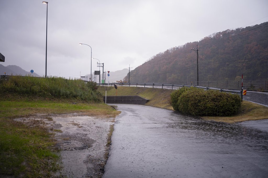 雨のバス停