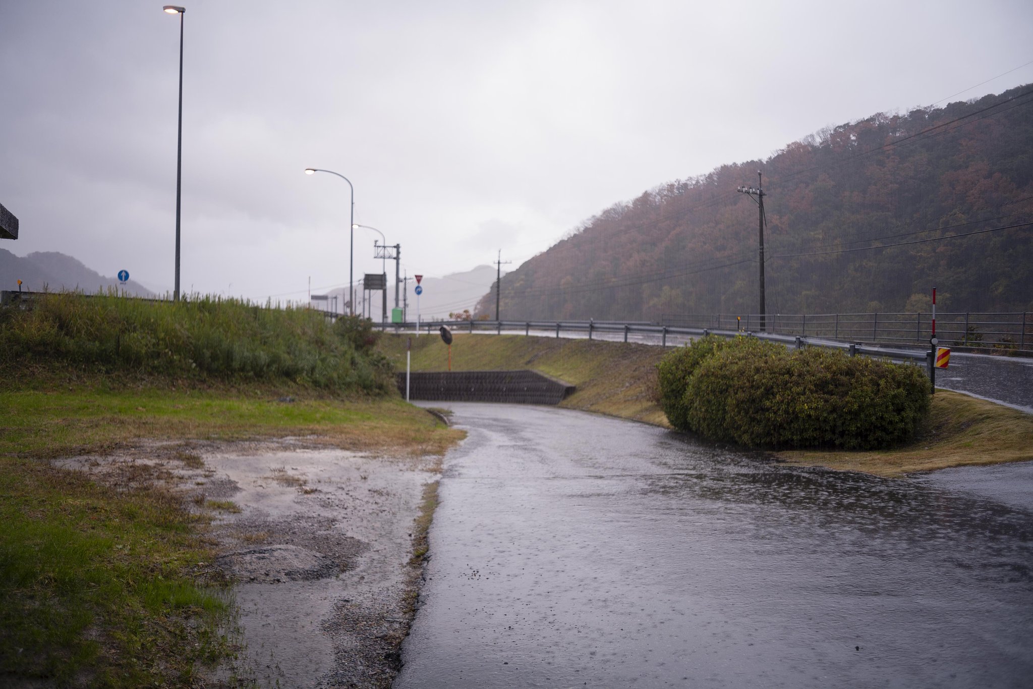 雨のバス停