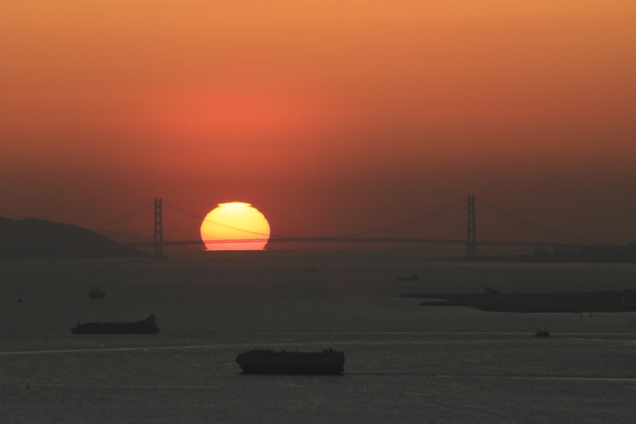 明石海峡大橋と夕日