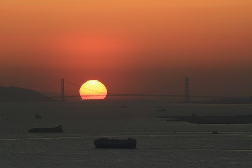 明石海峡大橋と夕日