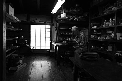 漆器職人の住まう蔵にて
