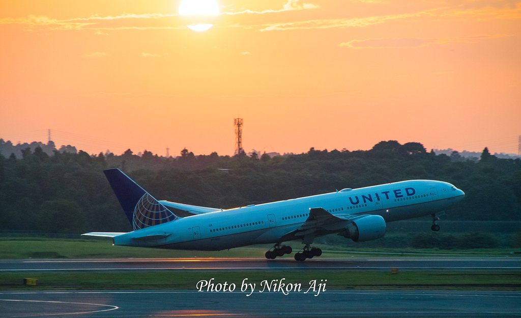 アスファルトに写る夕日からTAKE OFF