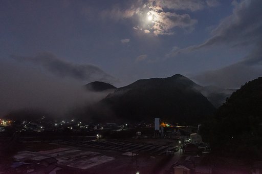16夜の月眩く