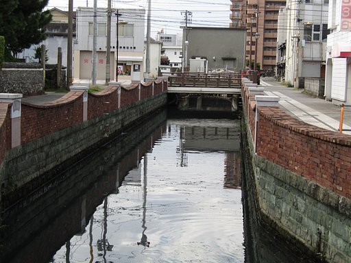 街中にある小さな川は案外オシャレなんです　