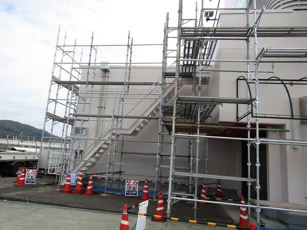 広告塔の足場も完成まじかです