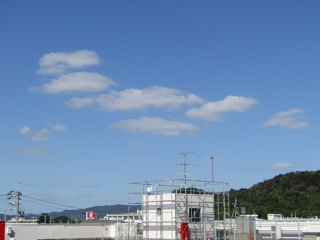 青空に白い☁雲　心が洗われます