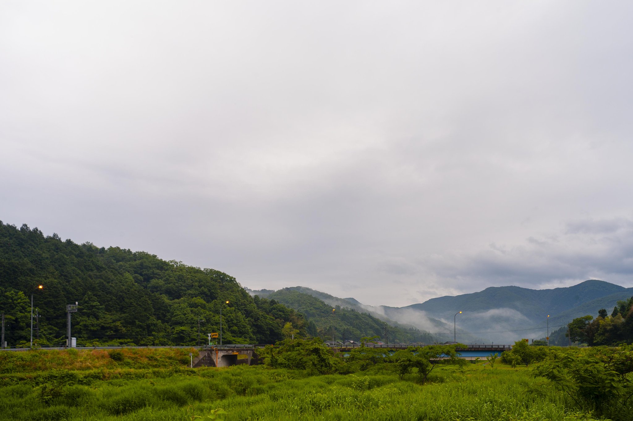 雨空に