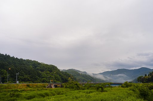 雨空に