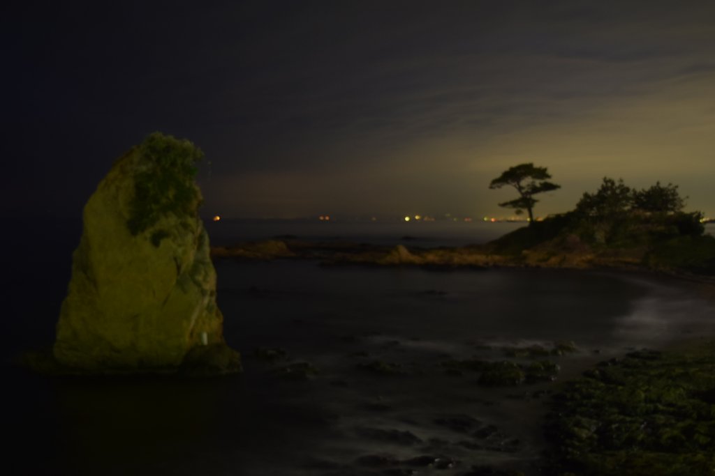 闇夜の立石。