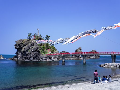弁天岩と鯉のぼり