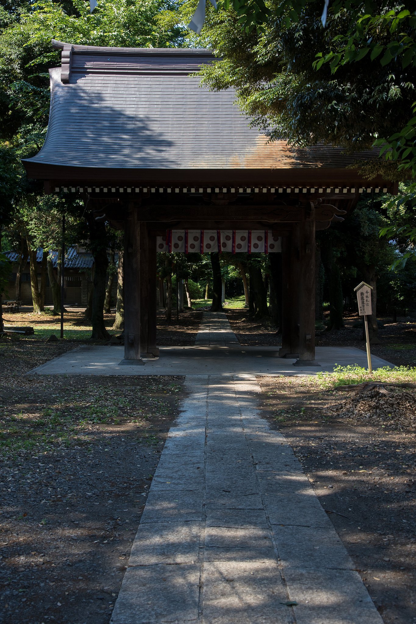木漏れ日の随神門