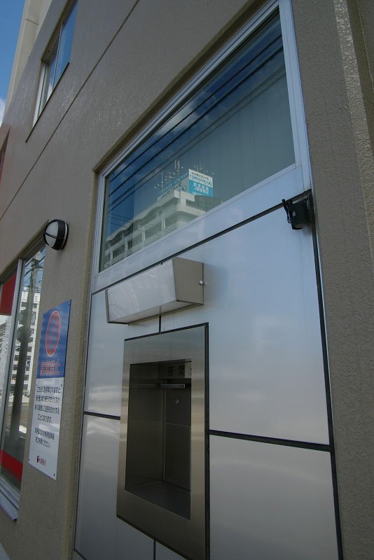 日陰のビル壁
