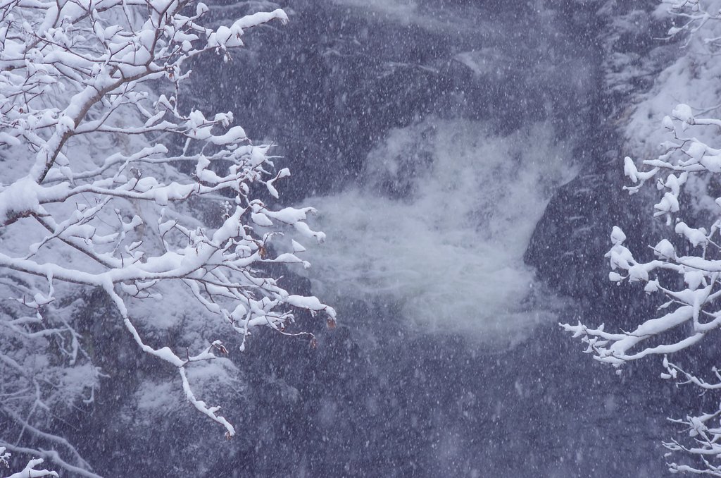 降雪の急流