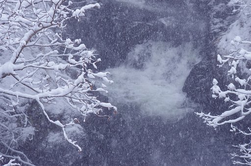 降雪の急流