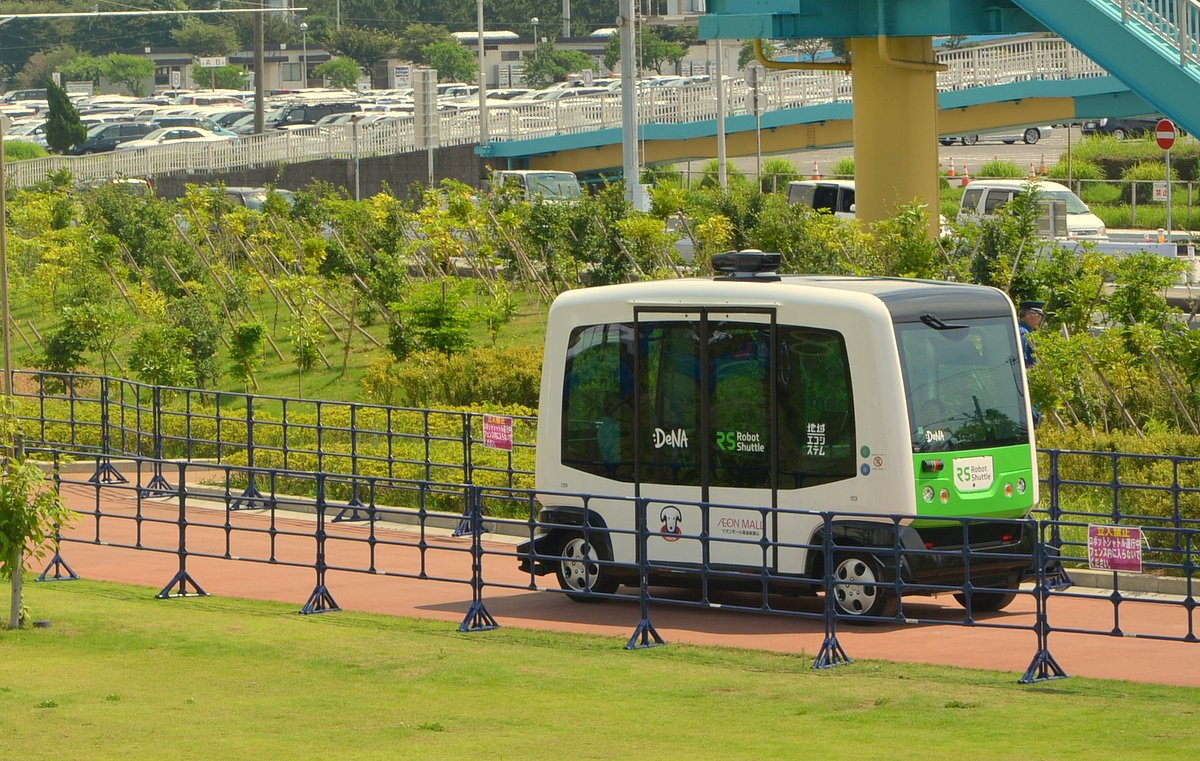 自動運転バス走行風景