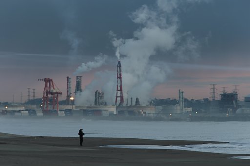 釣り人さん--工場の煙を添えて