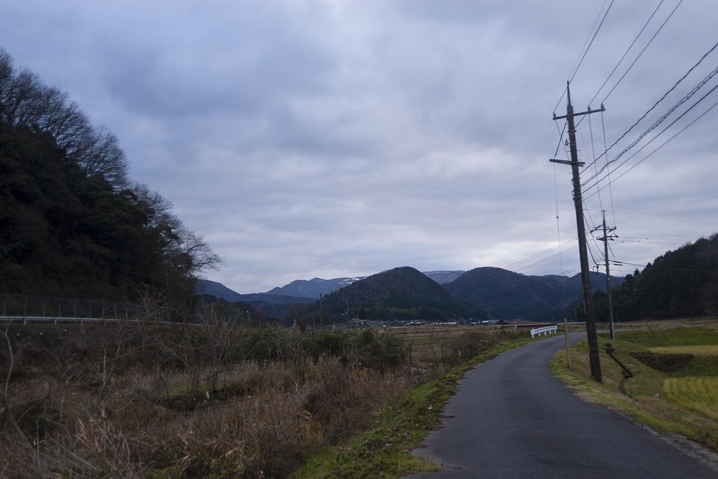 県境の山(24mm)。