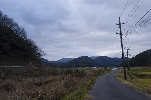 県境の山(24mm)。