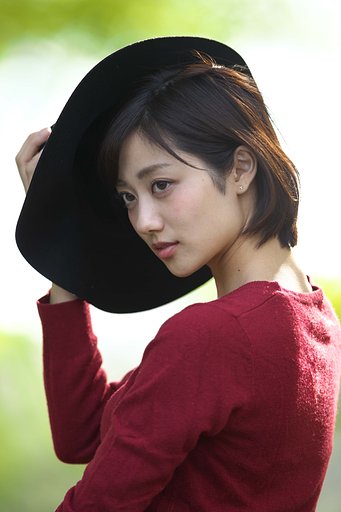 帽子を持って