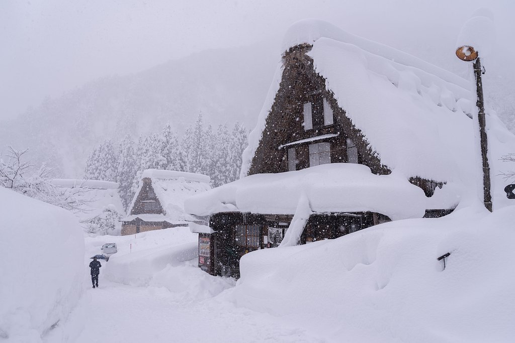 雪に埋もれる～五箇山２