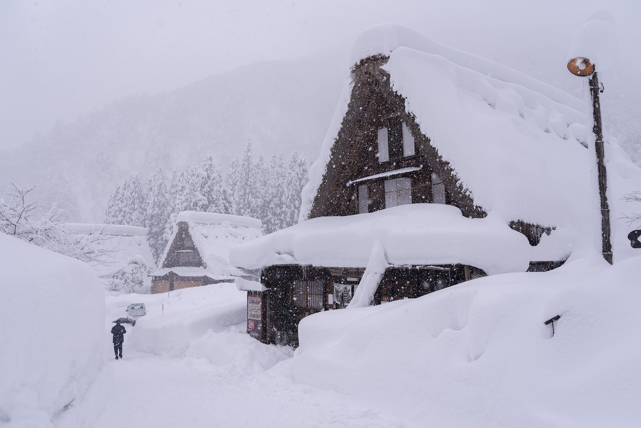 雪に埋もれる～五箇山２