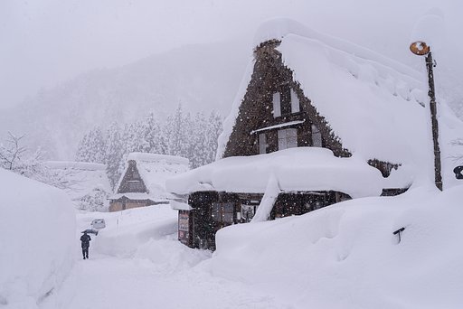 雪に埋もれる～五箇山２