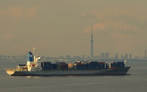 コンテナ船と東京スカイツリー