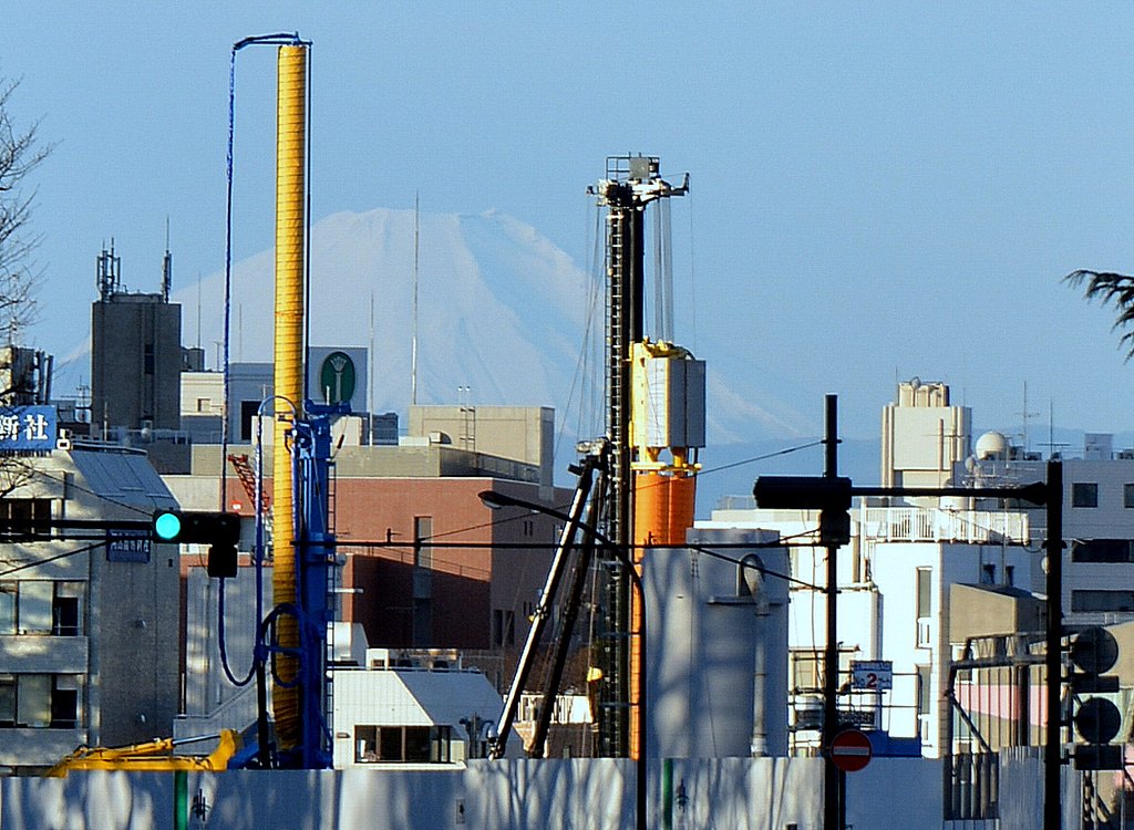 新国立競技場建設現場の合間の富士山