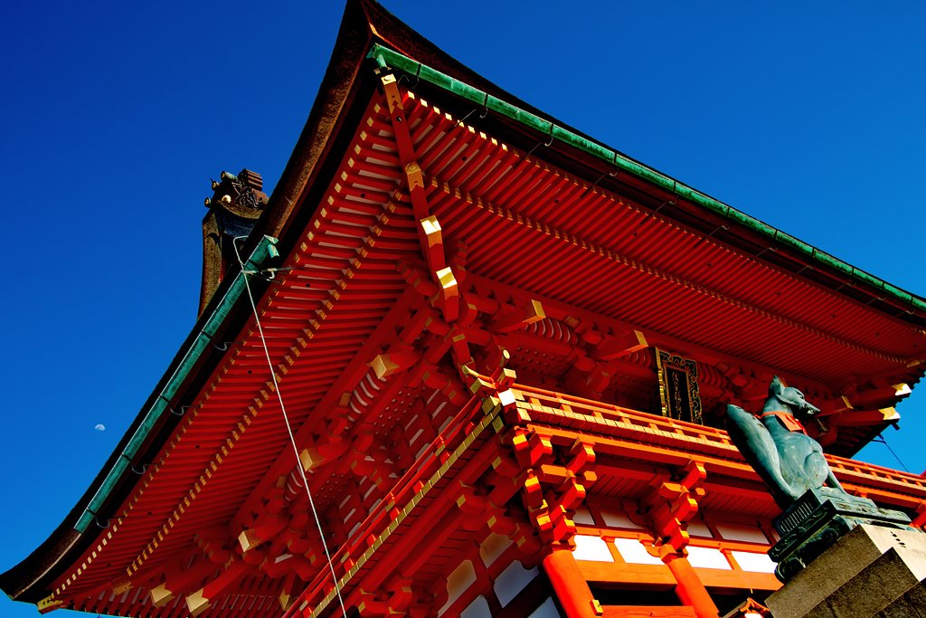 青空と朱色