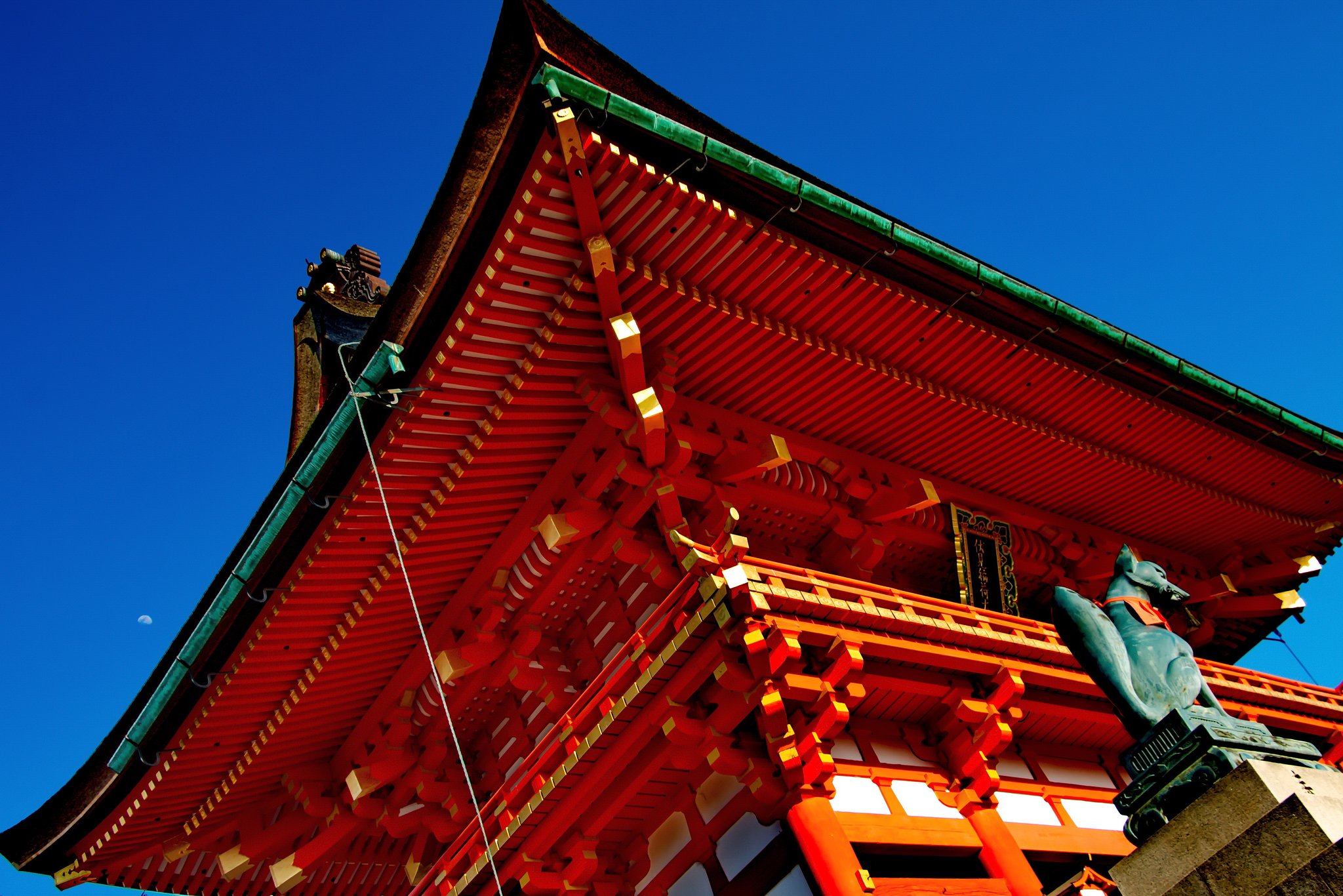 青空と朱色