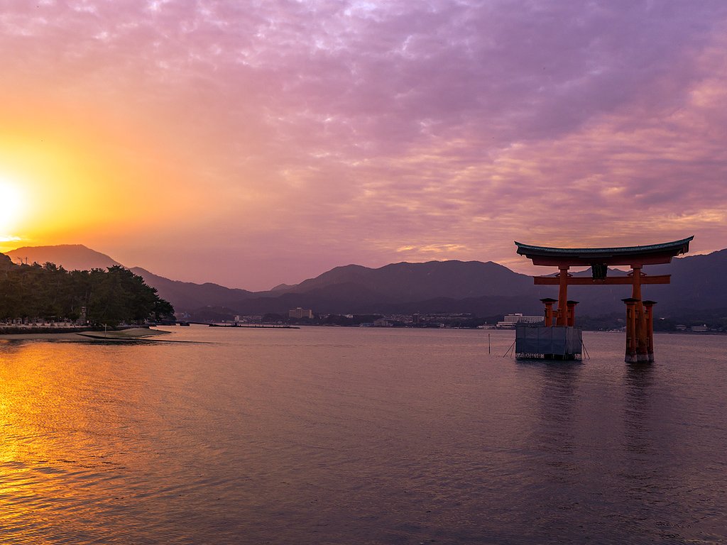 夕日と鳥居
