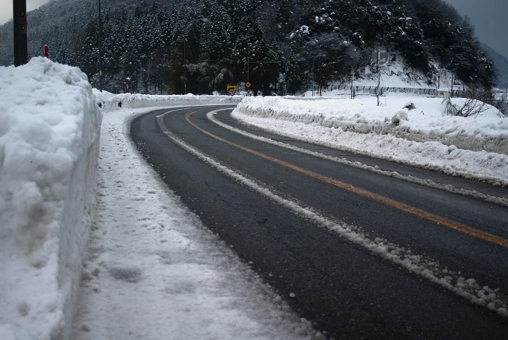 雪の国道！