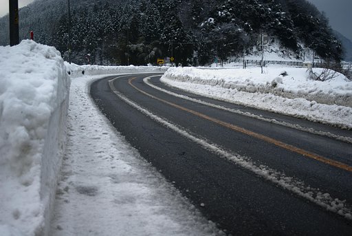 雪の国道！