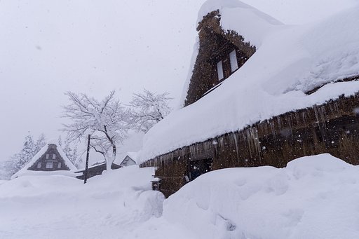 雪に埋もれる～五箇山