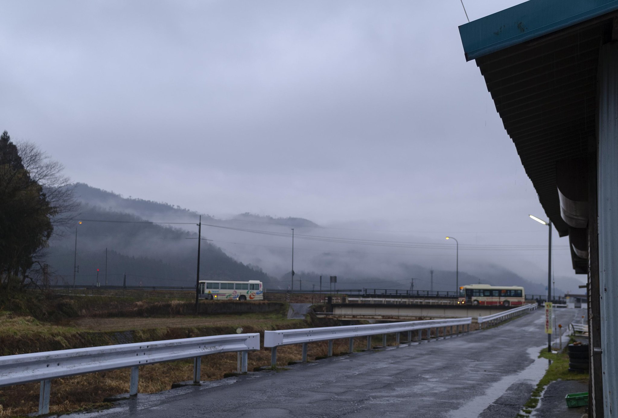 雨のバス停 !