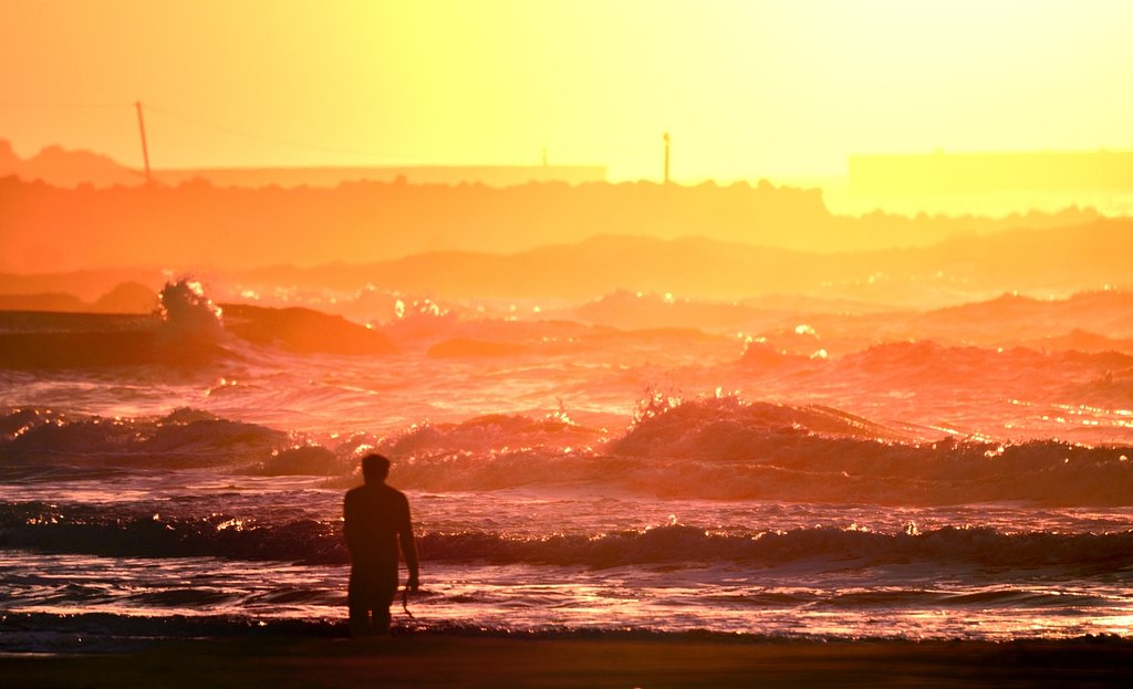 夕日と波