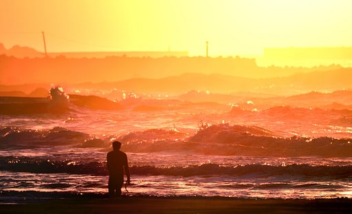 夕日と波