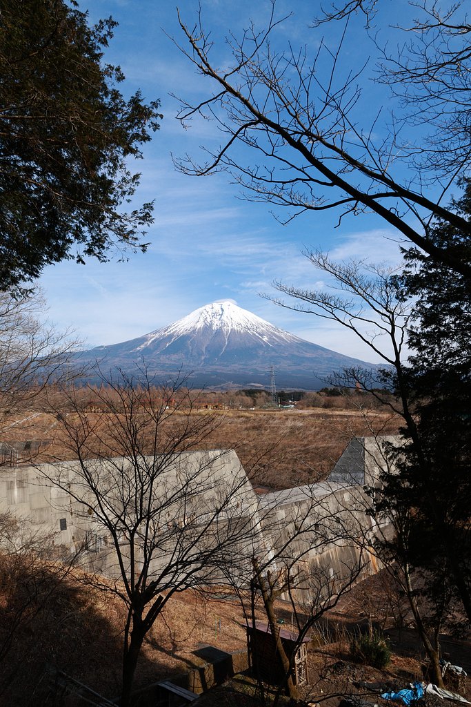 廃墟の街の富士