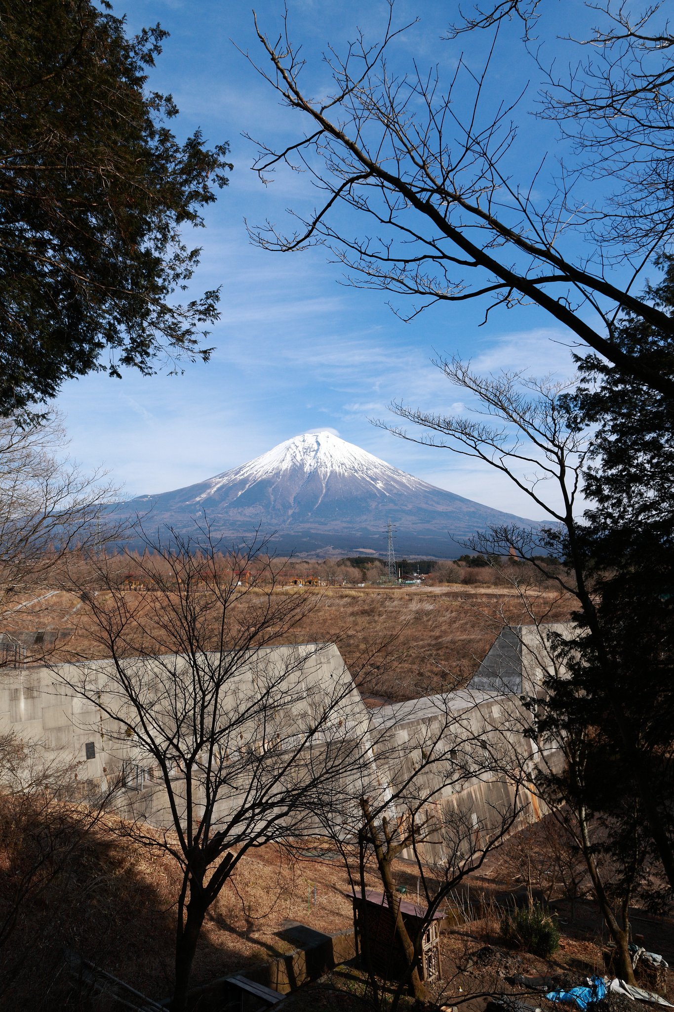 廃墟の街の富士