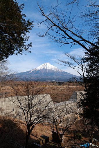 廃墟の街の富士