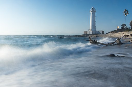 早春の海荒ぶる