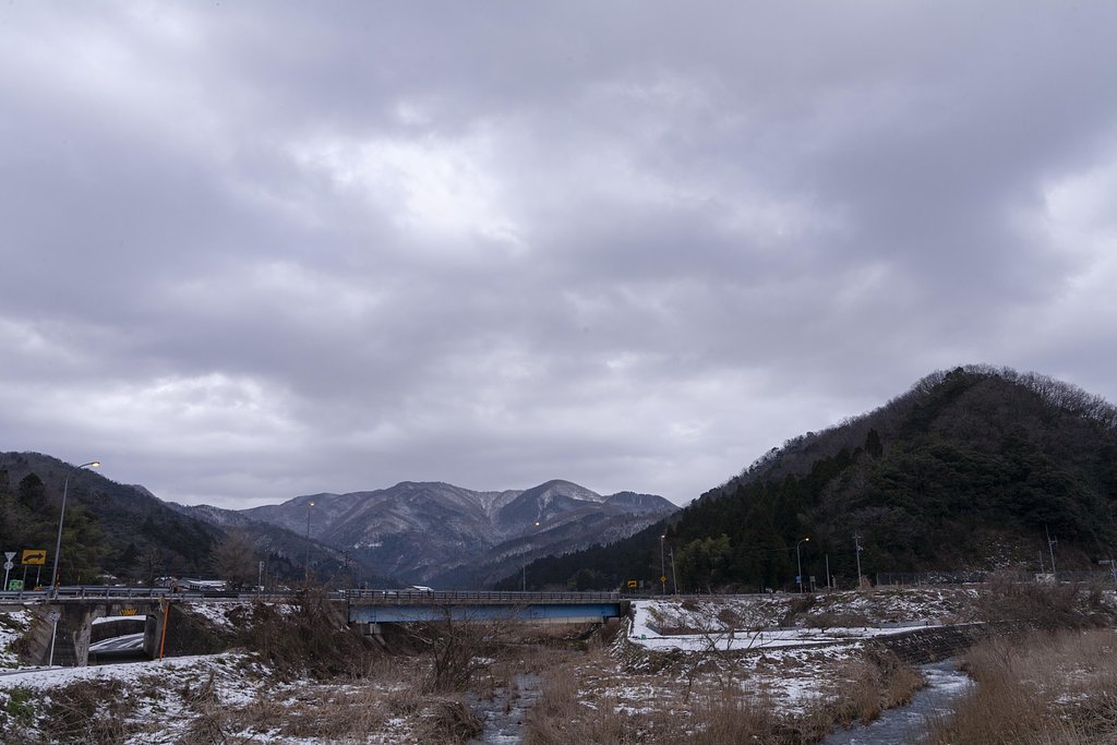 雪がチラチラ。