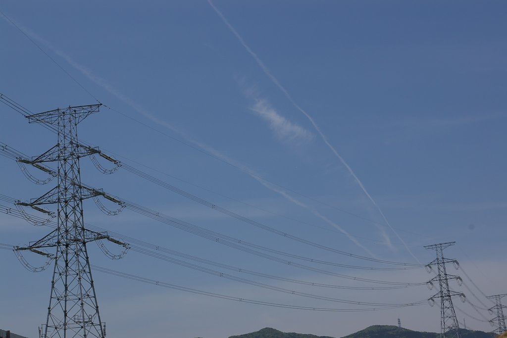 鉄塔と飛行機雲
