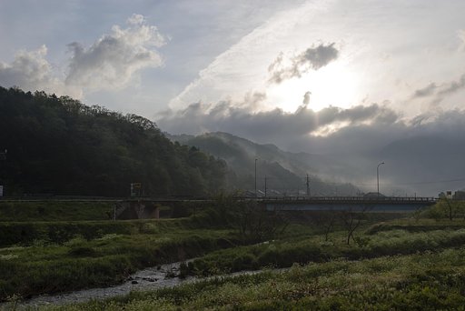 雲が多い朝-2。