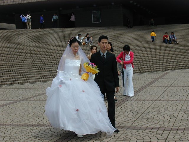 宣布