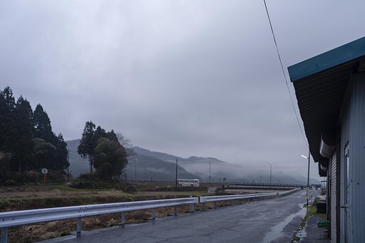 小雨の朝のバス停辺り。
