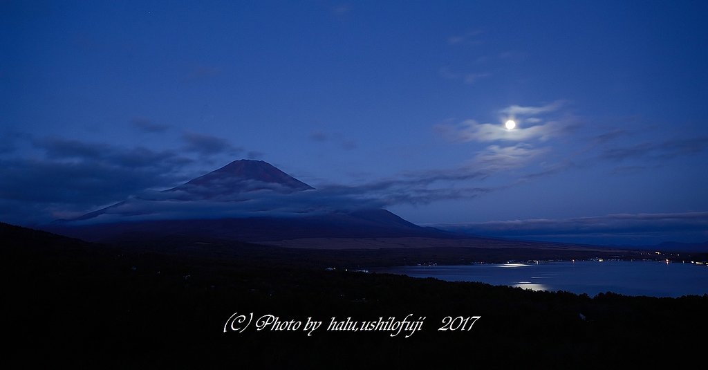 月も滲む