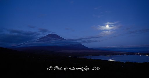 月も滲む