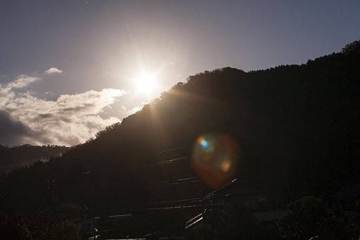 強烈な朝日