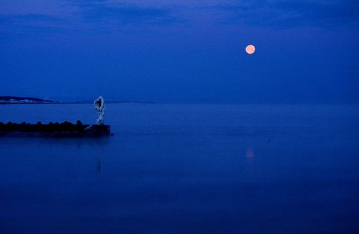 静寂の月　沈む月
